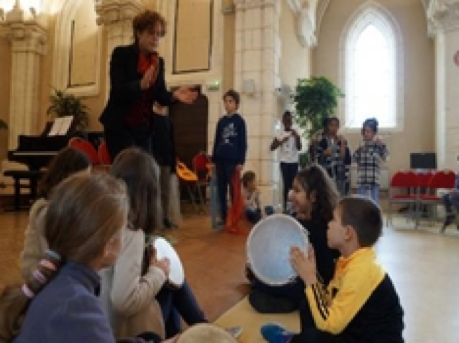 Kinderworkshop in einem Saal mit großen Fenstern