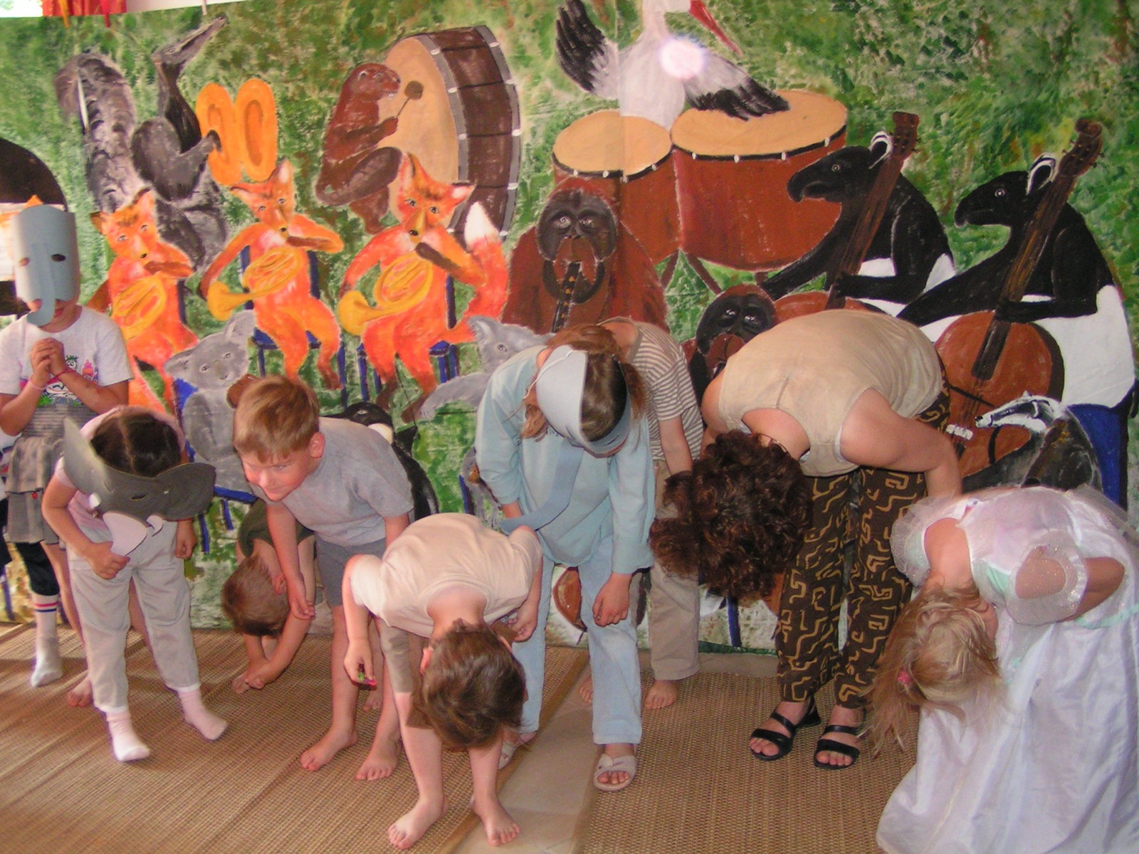 Als Tiere verkleidete Kinder tanzen in einem Workshop