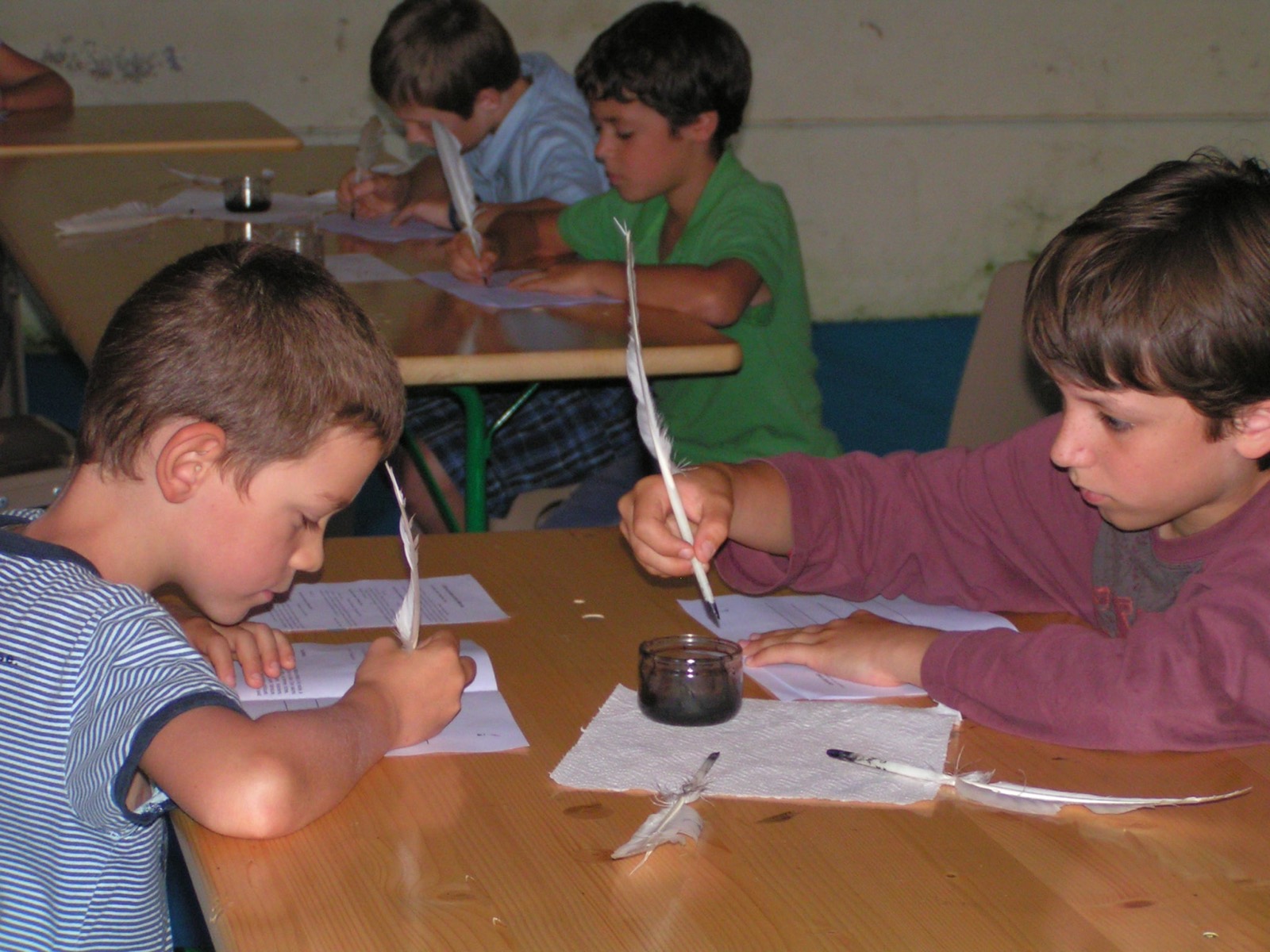 Kinder schreiben mit der Feder ihre eigene Partitur