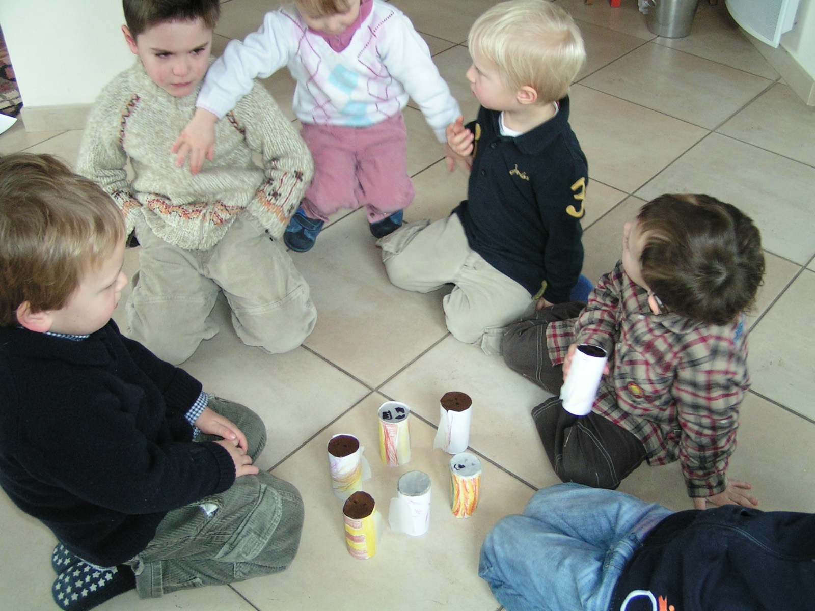 Kleinkinder spielen mit selbstgebastelten Instrumenten
